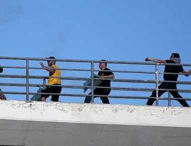 Μόνο στην Ελλάδα αυτά: Έπαιζαν ξύλο... πάνω από τους αστυνομικούς! (φωτό)